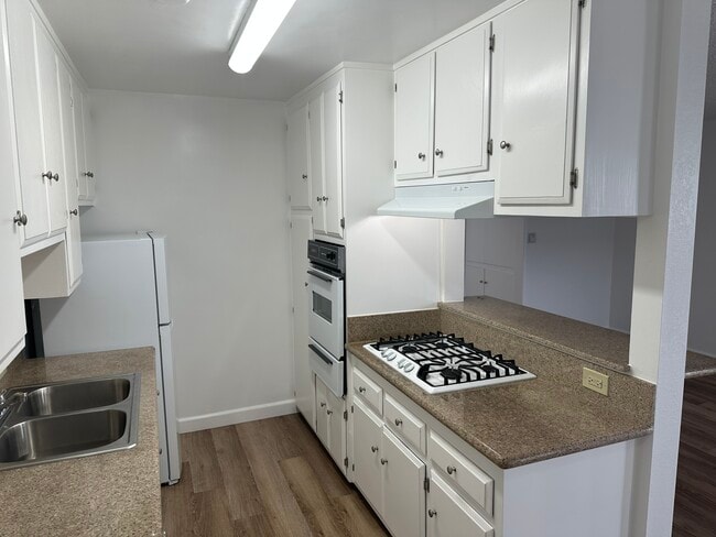 Building Photo - 1718 S Barrington Ave