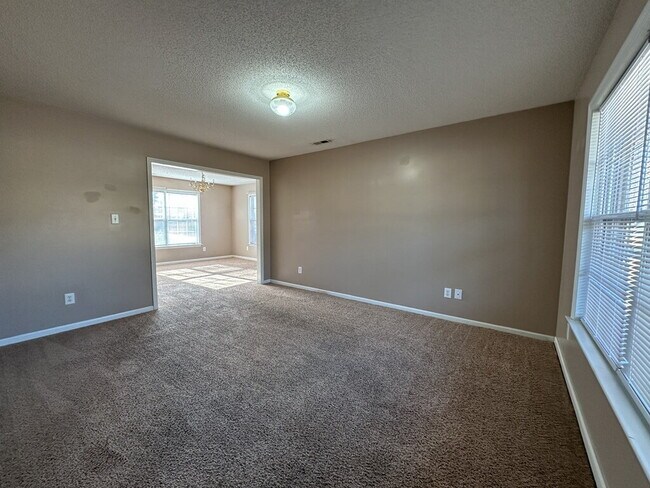 Foto del edificio - Great 4 Bedroom Home with Bonus Room In Country Club Estates-1112 Westmoreland Dr.