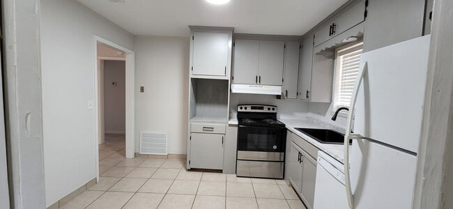 Building Photo - Beverly Dr. Duplex