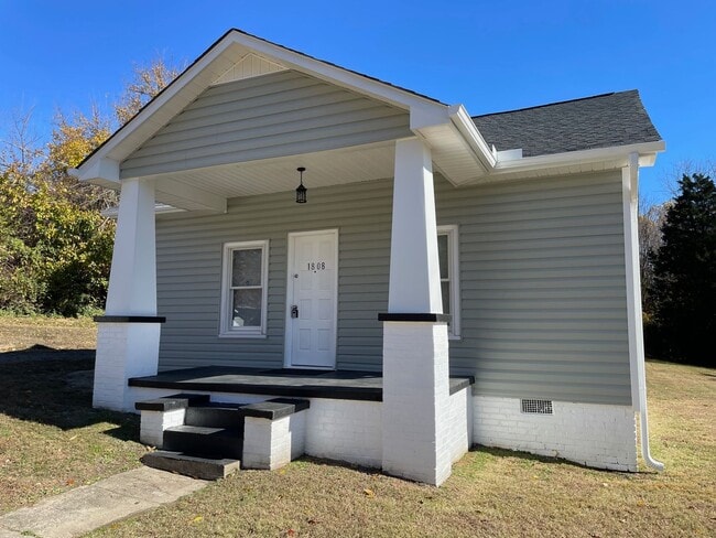 Building Photo - NEWLY RENOVATED 3 BED, 1.5 BATH WITH BONUS...