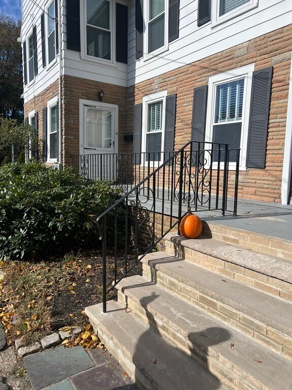 14 Hillcrest Ave Unit 14, Melrose, MA 02176 Room for Rent in Melrose