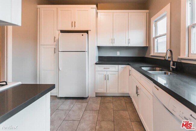 Building Photo - 819 1/2 Westmount Dr