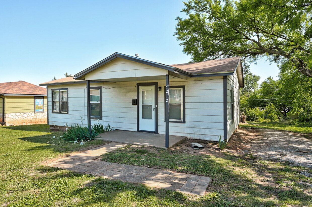 Primary Photo - Cute Remodeled 2 Bed 1 Bath Home in OKC! *...