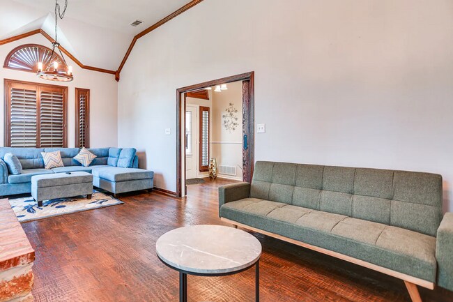 Foto del edificio - Charming 5-Bedroom Ranch House with Swimmi...
