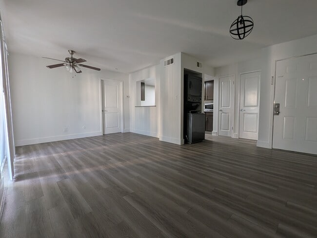 Foto del edificio - 7431 Holly Hill Dr
