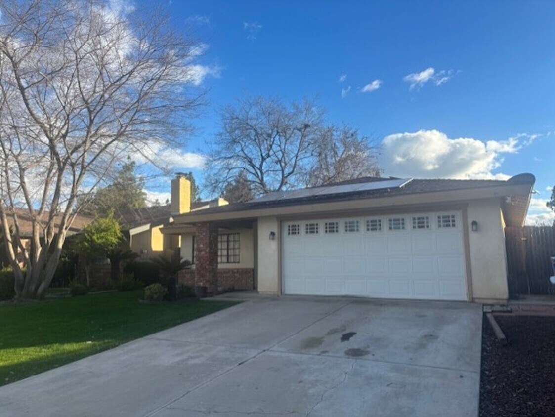 Building Photo - Clean 3 Bedroom / 2 Bathroom home off N. Laurelglen!