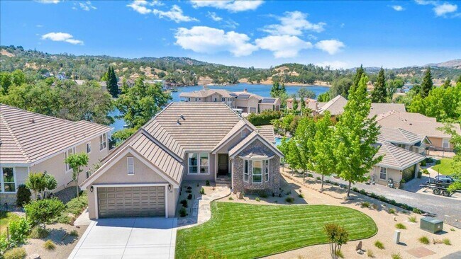 Foto del edificio - Luxury Lakefront Retreat with Pool, Hot Tub & Private Dock on Lake Tulloch - Recently Remodeled!