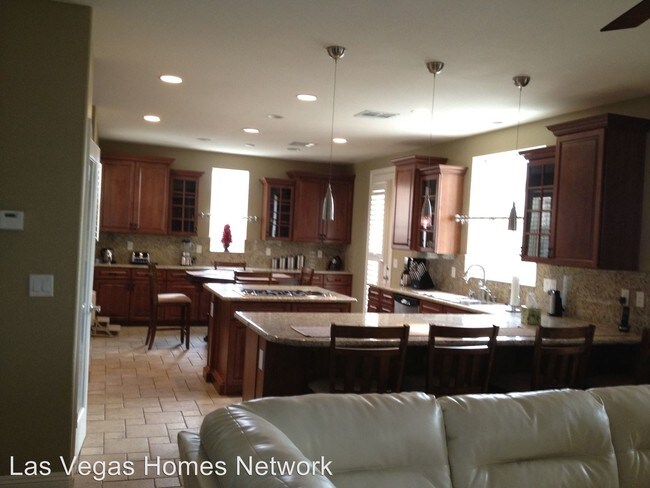 Building Photo - 869 Las Palomas Dr
