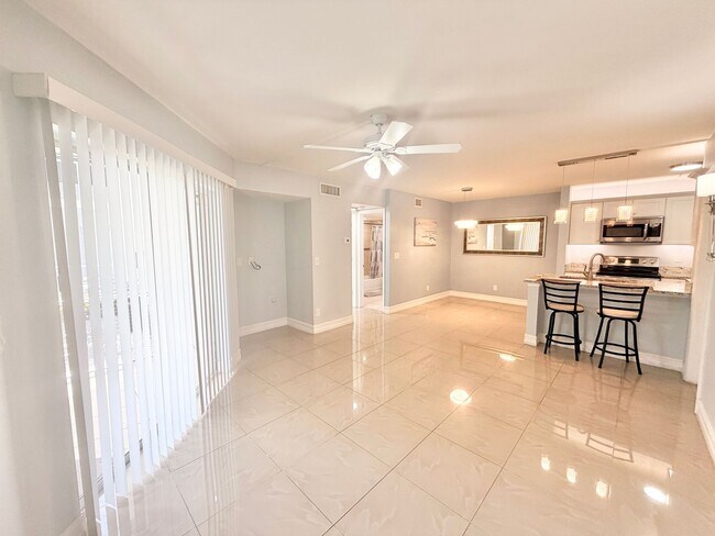 Foto del edificio - ** GRANADA LAKES ** 1 BED / 1 BATH CONDO - GREAT LOCATION - SMALL PET OK! - ANNUAL RENTAL