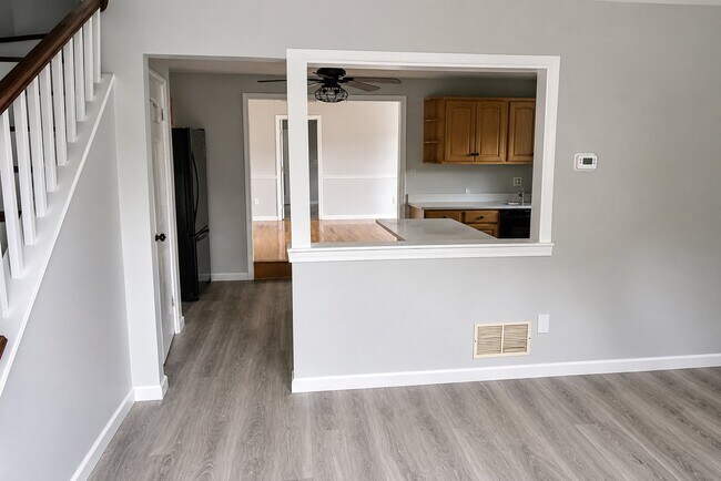 Foto del edificio - 4 Theriault Ave