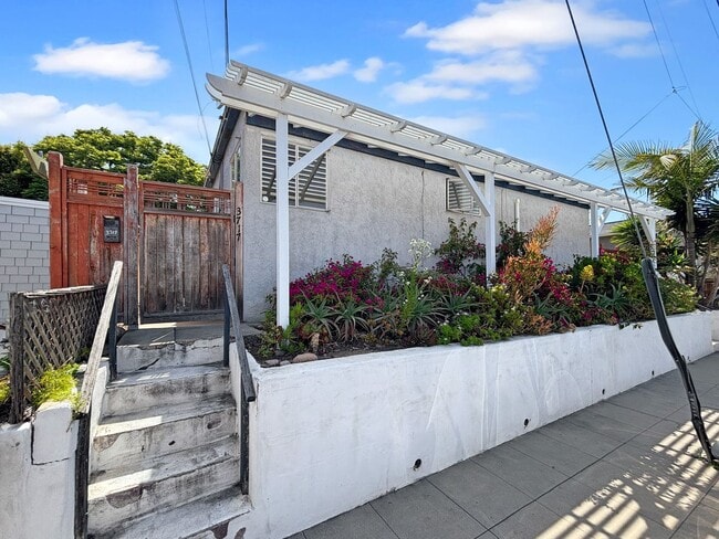 Building Photo - Charming 2BD/1BA House in Hillcrest W/ Min...