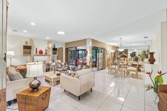 Foto del edificio - 5944 Forest Grove Dr