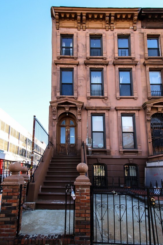 **Brownstone Reposition para End-user o Investor** - 84 Vernon Ave