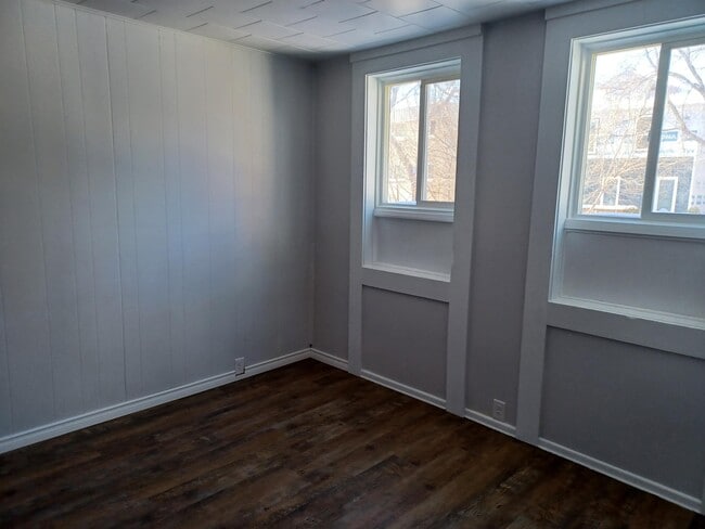 Building Photo - 305 Langside St