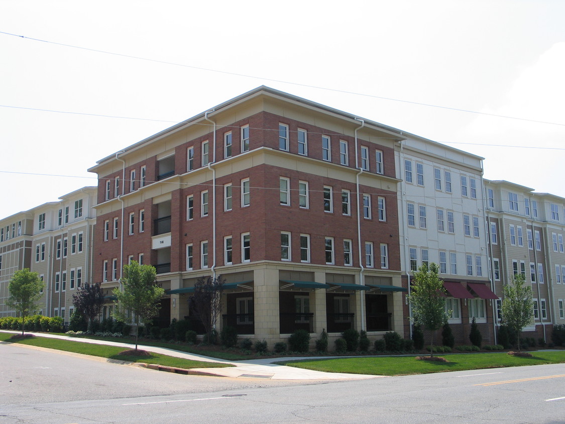 Foto principal - Gables at Druid Hills II Senior Apartments