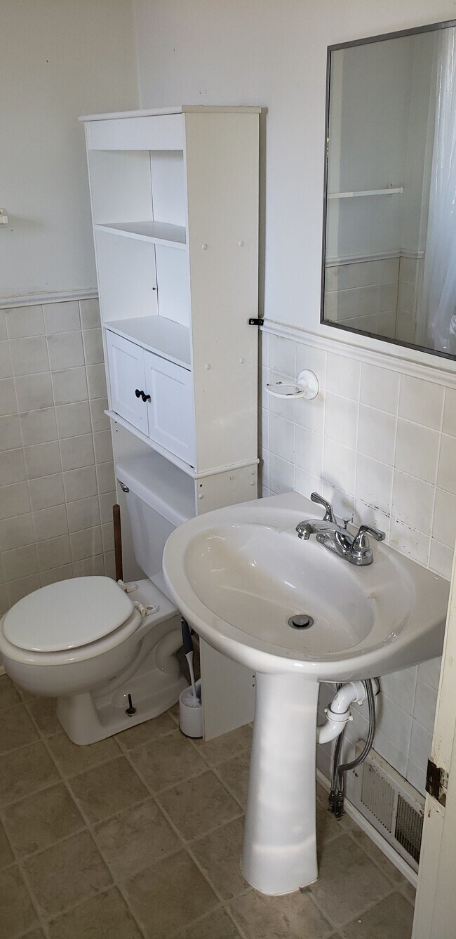 Sanitized bathroom - 568 Tipton Ave