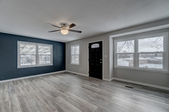 Building Photo - 4018 Canyon Lake Dr