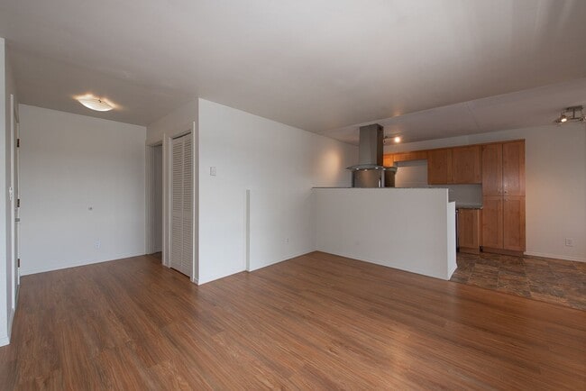 Building Photo - Amazing 2bed/1bath Apartment w/ Covered Parking in Redmond!