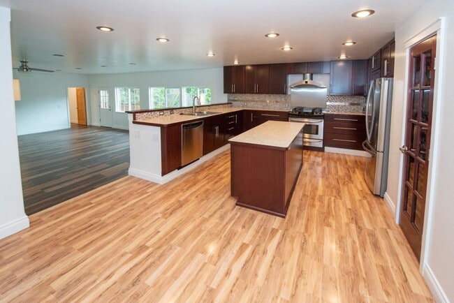 Building Photo - 1324 Zarvis Pl