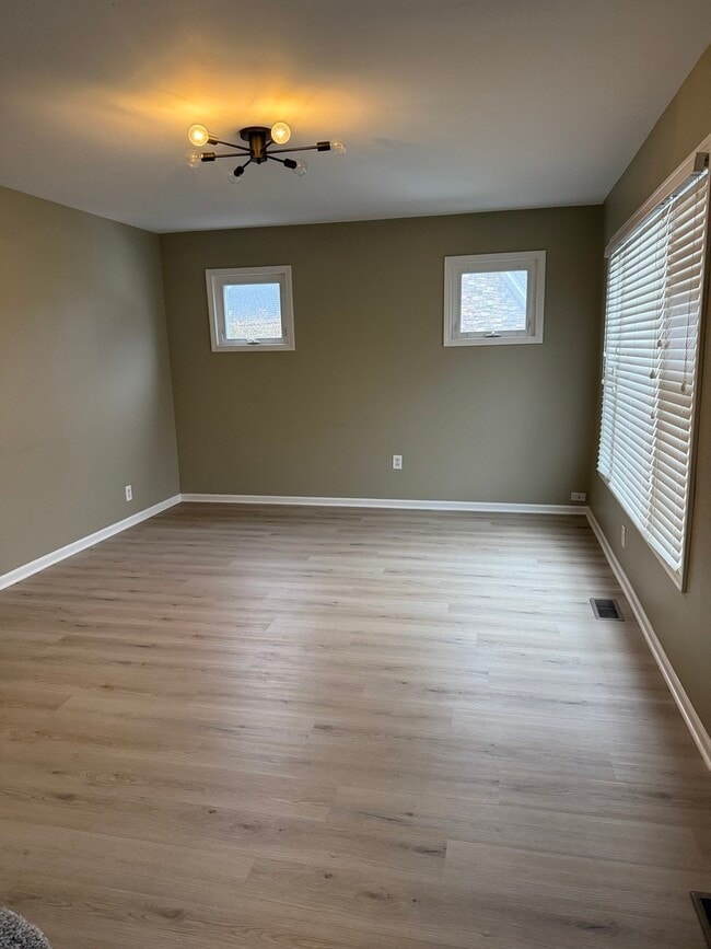 Building Photo - 10S328 Jamie Ln