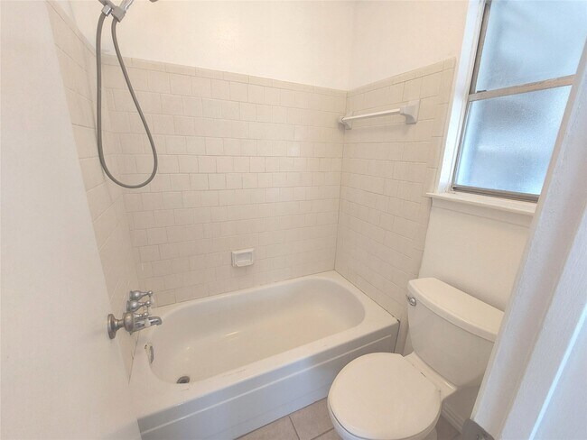 Foto del edificio - 8222 Forest Point Dr