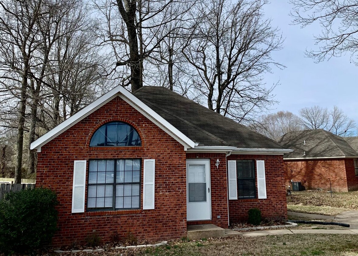 Foto principal - 2Bed 1 Bath Fenced Backyard!