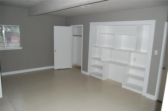 Building Photo - 907 S Riviera Cir