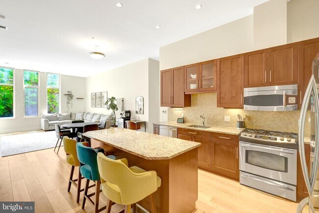 Foto del edificio - 8220 Crestwood Heights Dr