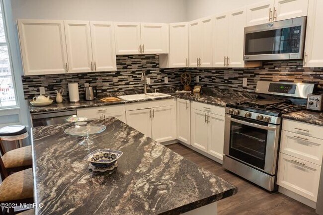 Building Photo - 2 bedroom in South Haven MI 49090