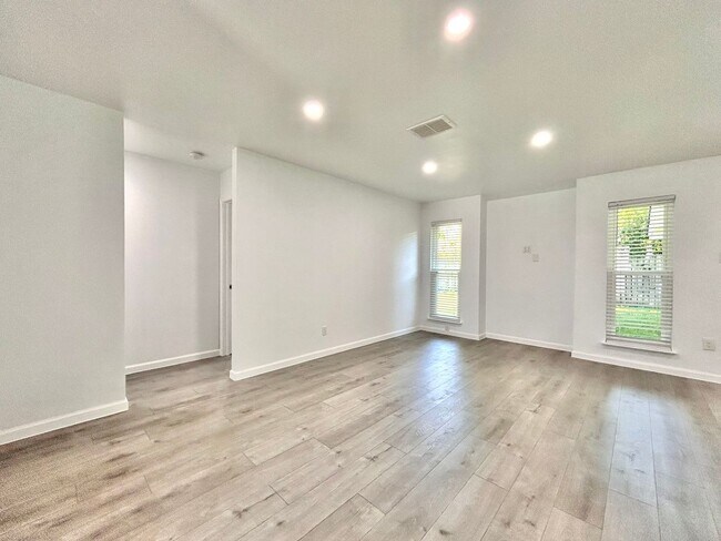 Building Photo - Inviting 3/BR 2/BA Home with Spacious Layo...