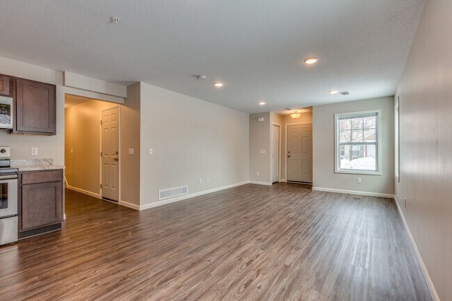 Foto del edificio - End Unit Town Home avail April 2026 : 3bd2ba2car garage Zimmerman