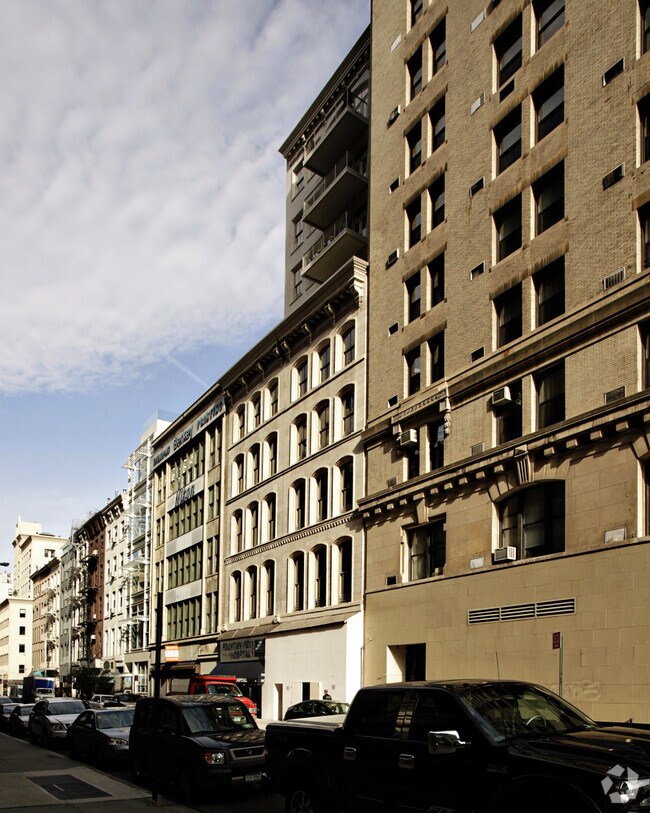 Building Photo - 8-10 Warren St