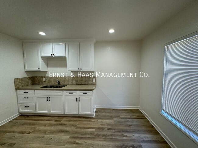 Building Photo - Completely Remodeled 2 Bedroom Apartment!