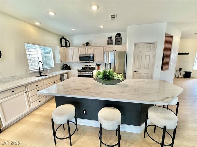 Foto del edificio - 10195 Queensbury Ave