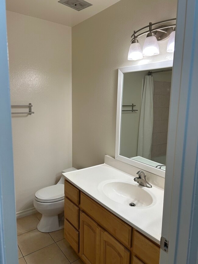 Foto del edificio - GREAT UPSTRS CONDO FOR LEASE!