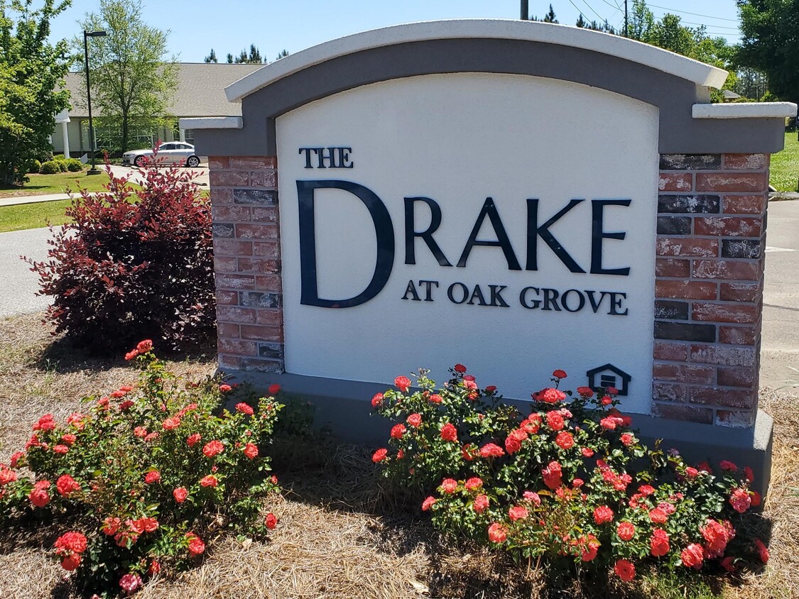 Foto principal - The Drake at Oak Grove Apartments