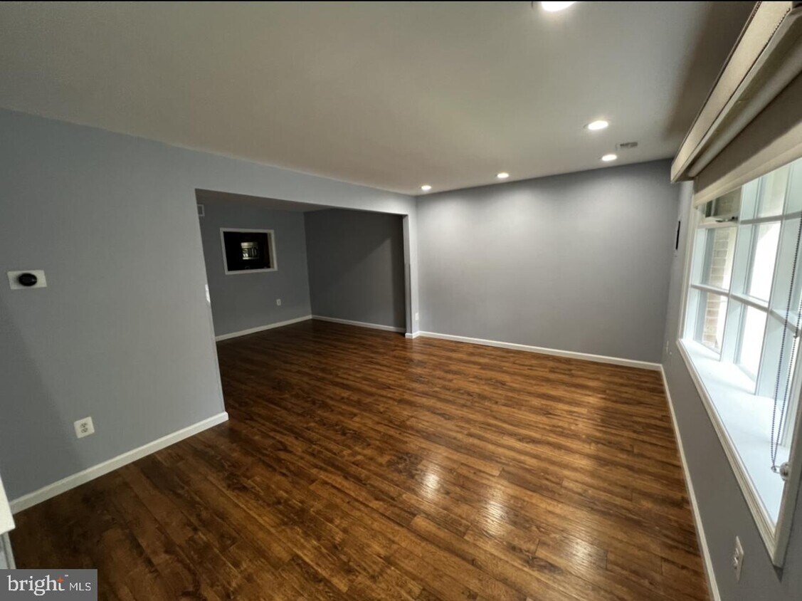 Primary Photo - 302 Woodside Cir