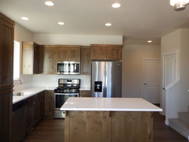 Building Photo - 3 Bed/2.5 Bath Townhome with Water/Sewer/G...