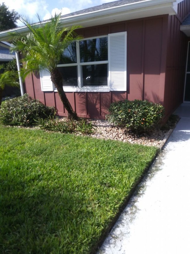 Building Photo - Beautiful 2 bedroom/2 bath duplex