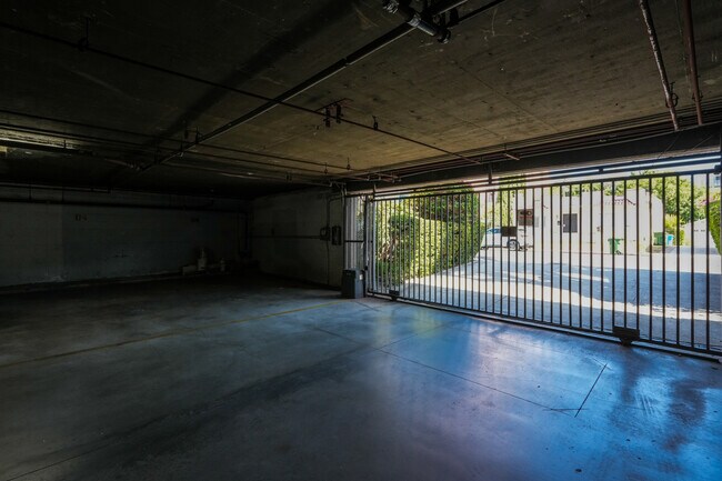 Foto del edificio - 6525 La Mirada Ave