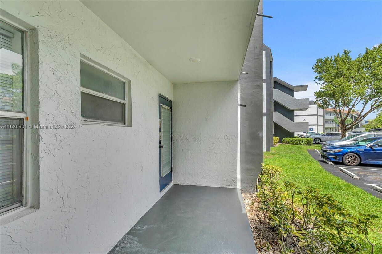 Foto principal - 8310 Sands Point Blvd