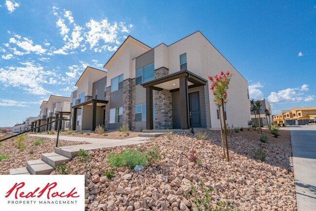 Foto del edificio - Beautiful Desert Color Townhome Available