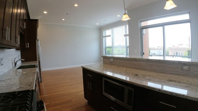 Building Photo - 1609 W Warren Blvd