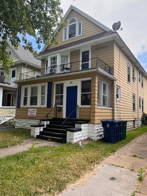 Foto del edificio - 35 Hughes Ave