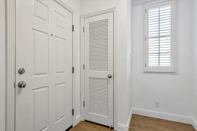 Building Photo - Private ADU Unit above garage