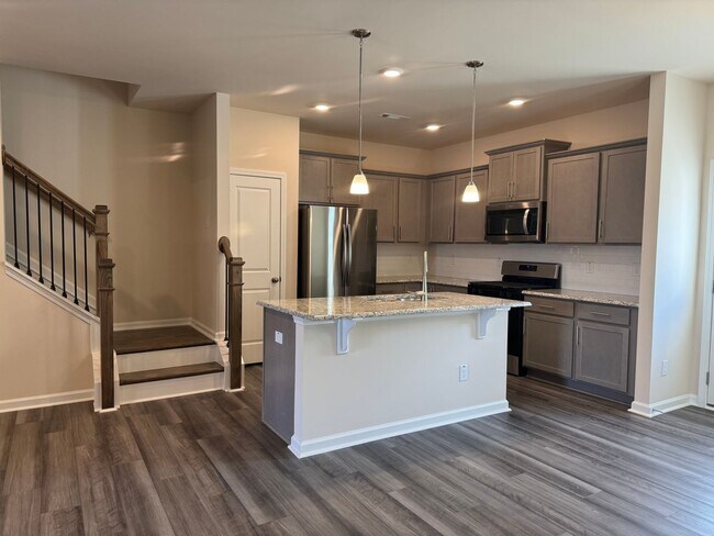 Foto del edificio - Stunning 3BR 2.5BA Townhome in Jamestown