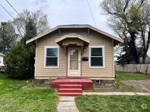 Building Photo - 1202 N Main St