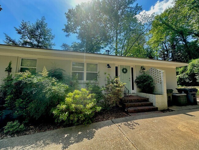 Foto del edificio - AVAILABLE NOW- SUBLEASE Short distance to Downtown Auburn--One of Kind Home on Sherwood Dr in Auburn