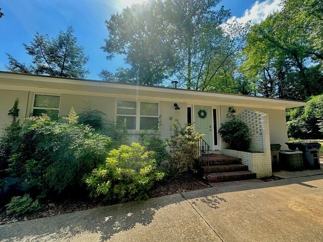 Building Photo - Short distance from Campus and Downtown Au...