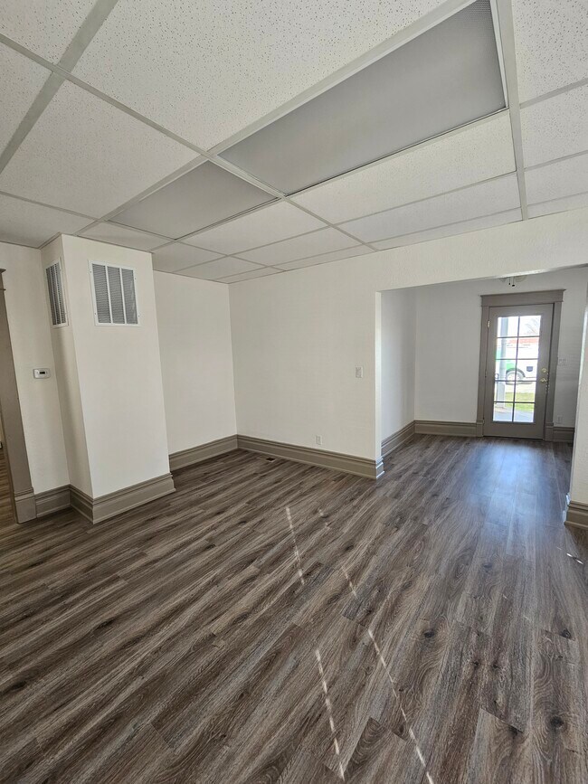 Building Photo - 203 6th Ave S